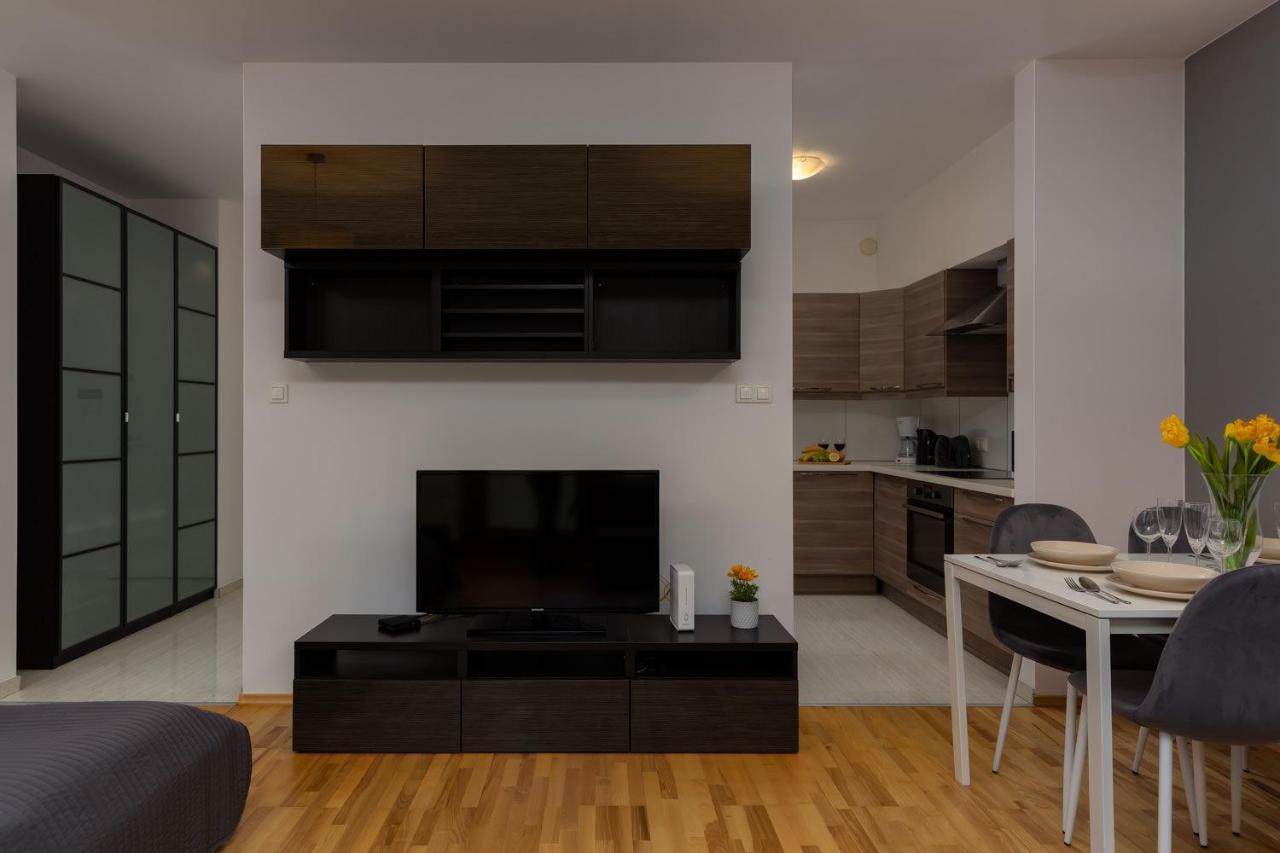 Kolejowa By Renters Apartament *